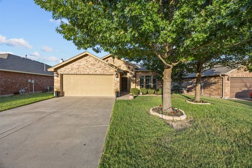 221 Spring Hollow Dr, Saginaw, TX, 76131-3152 | Card Image