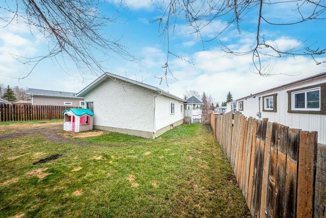 40 Hearthstone Dr, House other with 3 bedrooms, 2 bathrooms and 2 parking in Lacombe AB | Image 7
