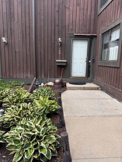 135 Balmoral Ct, Kalamazoo, MI, 49006-4350 | Card Image