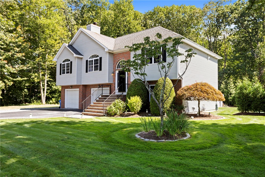 Tomahawk Trl, Cranston, RI 02921