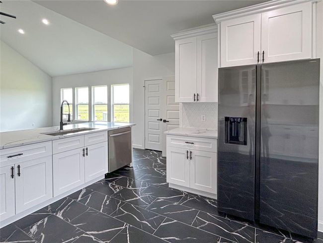 435 Angus Trl, House other with 4 bedrooms, 2 bathrooms and 2 parking in Angleton TX | Image 9