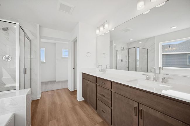 2 sinks in owners bath | Image 13