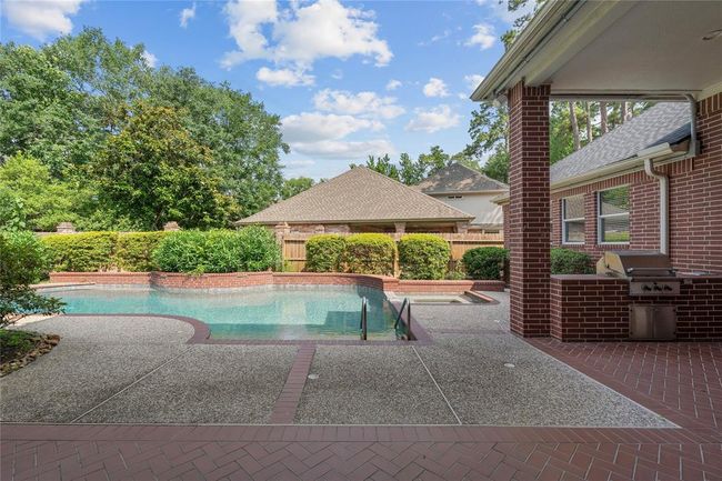 Pool and spa surrounded by beautiful landscaping | Image 39