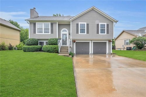 22005 Gracie Dr, Peculiar, MO, 64078-8520 | Card Image