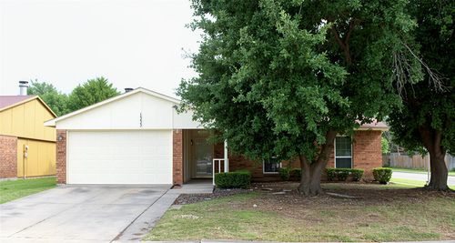 1533 Santa Fe Trl, Grand Prairie, TX, 75052-2056 | Card Image