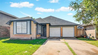 201 Almond Drive, House other with 3 bedrooms, 2 bathrooms and null parking in Lake Jackson TX | Image 2