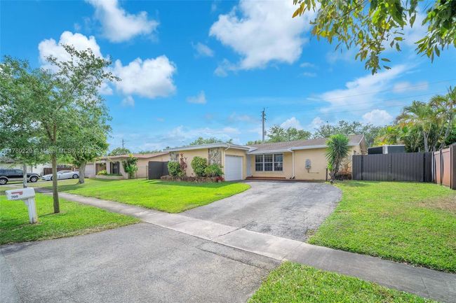 700 Nw 88 Th Ter, House other with 3 bedrooms, 2 bathrooms and null parking in Pembroke Pines FL | Image 37