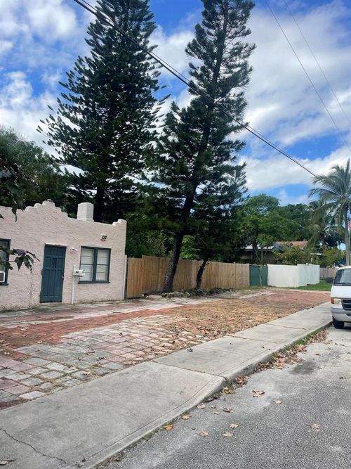 818 Briggs St, West Palm Beach, FL, 33405-2558 | Card Image