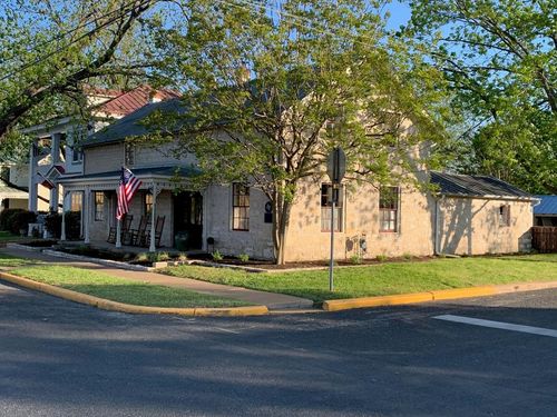 125 W San Antonio St, Fredericksburg, TX, 78624-3739 | Card Image