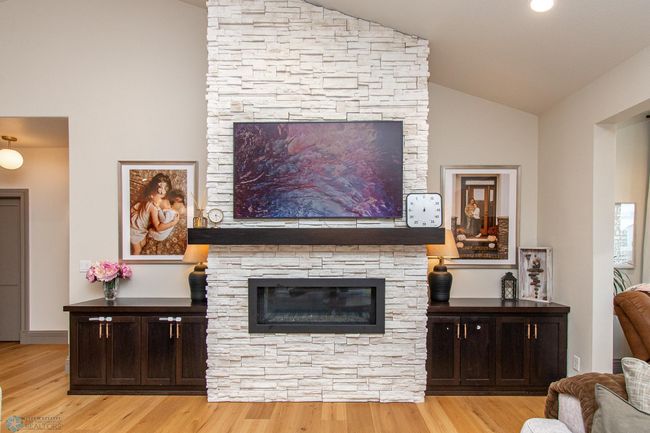 Fireplace/Built-ins | Image 11
