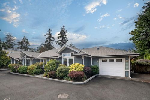 6-707 Greenlea Dr, Saanich, BC, V8Z3E7 | Card Image