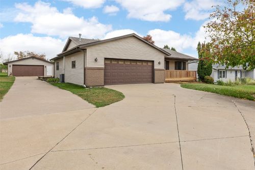 1355 Robins Rd, Hiawatha, IA, 52233-1133 | Card Image