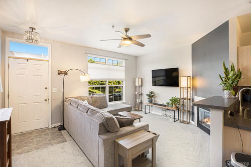 43038 Strand Dr, Sterling Heights, MI, 48313-2752 | Card Image