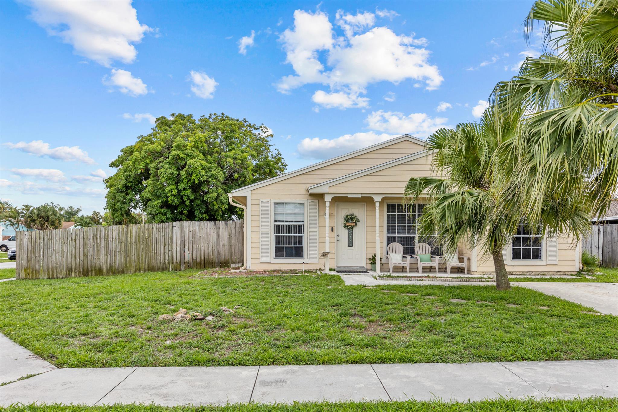 Bobbie Ln, Royal Palm Beach, FL 33411