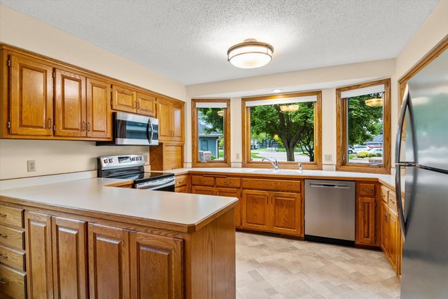 Big beautiful windows for that wonderful morning sun. | Image 12