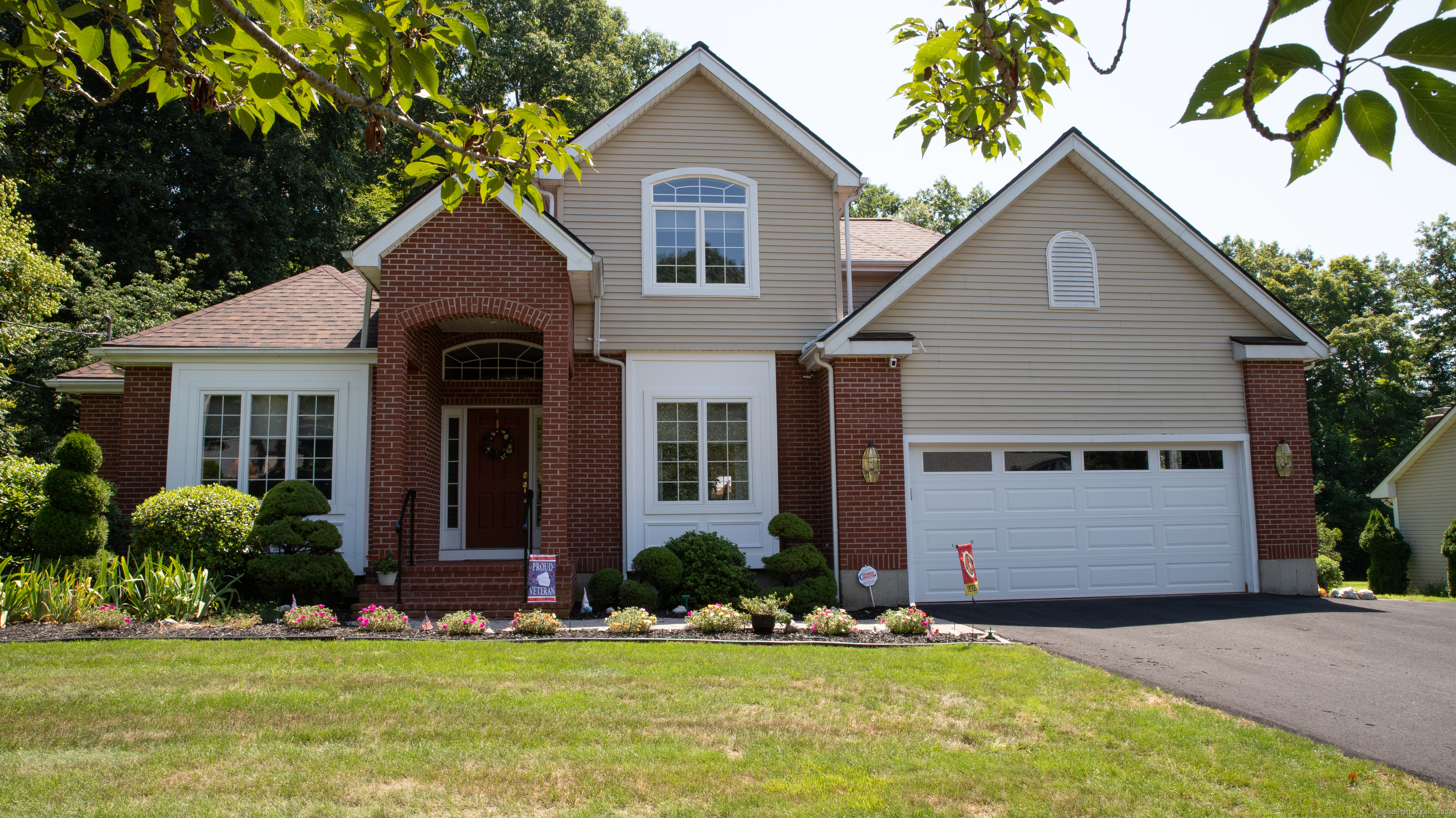 Ash Dr, Hamden, CT 06518