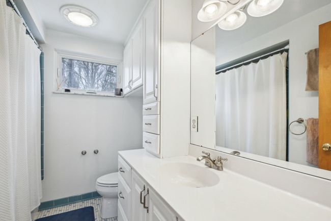 Upstairs full bath | Image 18