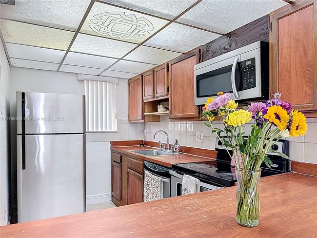 5863 - 5863 W 28 Th Ave, Condo with 2 bedrooms, 2 bathrooms and null parking in Hialeah FL | Image 7