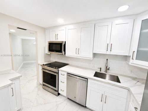 305-3301 N Country Club Dr, Aventura, FL, 33180-1669 | Card Image