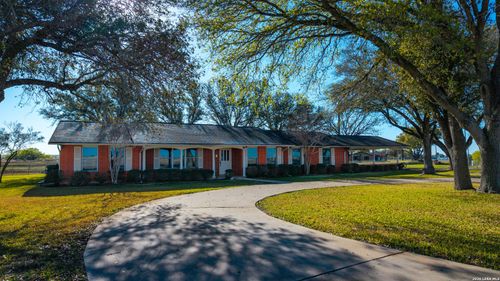 25 Labus Ln, Floresville, TX, 78114-5111 | Card Image