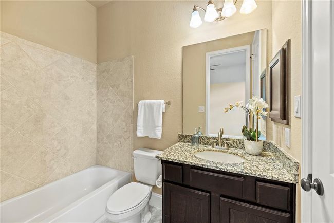 The en-suite bath. | Image 26