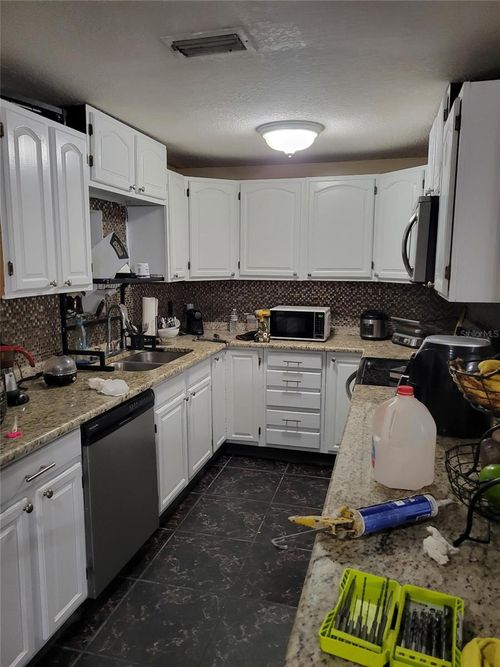 104 Apache Ln, Seffner, FL, 33584-4702 | Card Image
