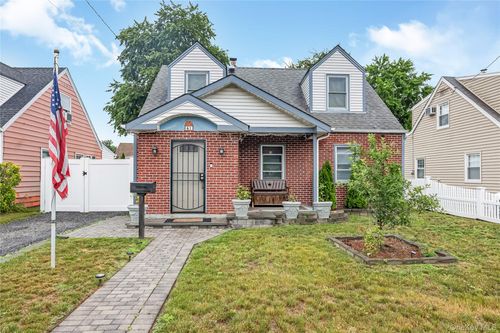 41 Haig Rd, Valley Stream, NY, 11581-2110 | Card Image