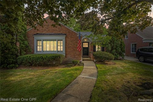 438 Colonial Ct, Grosse Pointe Farms, MI, 48236-2853 | Card Image