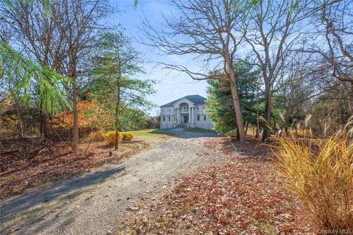 28 Old Neck Rd S, Center Moriches, NY, 11934-3113 | Card Image