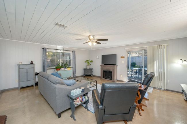Den | Image 18