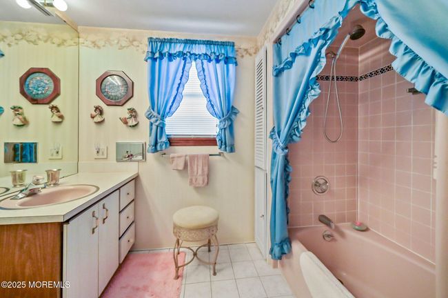FUll bath with build ins | Image 26