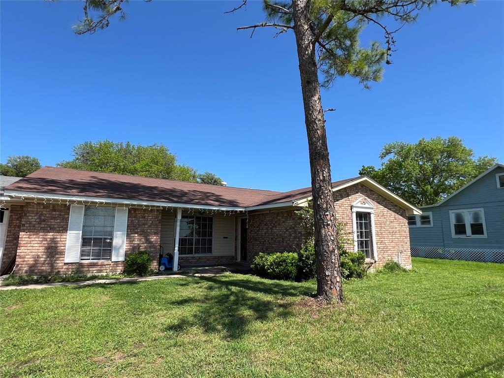 Aubrey St, Yoakum, TX 77995