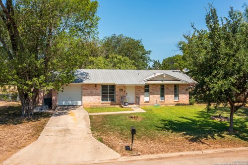 112 E Knippa St, Uvalde, TX, 78801-4826 | Card Image