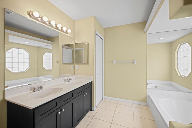 562 Sw Badger Ter, House other with 3 bedrooms, 2 bathrooms and null parking in Port St. Lucie FL | Image 23