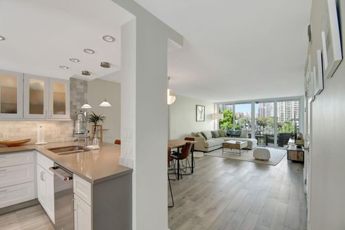 apt-302-800 Se 4th St, Fort Lauderdale, FL, 33301-2214 | Card Image