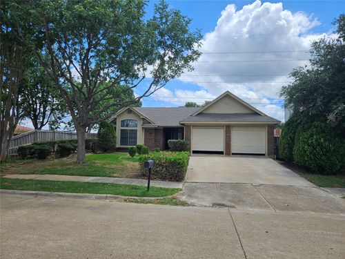 4735 Hollow Tree Dr, Arlington, TX, 76018-1258 | Card Image