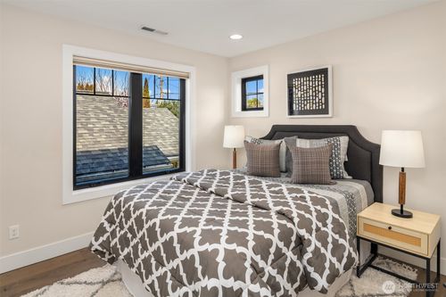 1231 4th St W, Kirkland, WA, 98033-5348 | Card Image