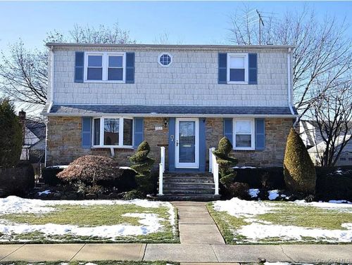 965 N 3rd St, New Hyde Park, NY, 11040-2833 | Card Image