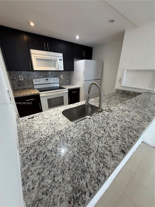 apt-c409-7075 Nw 186th St, Hialeah, FL, 33015-3184 | Card Image