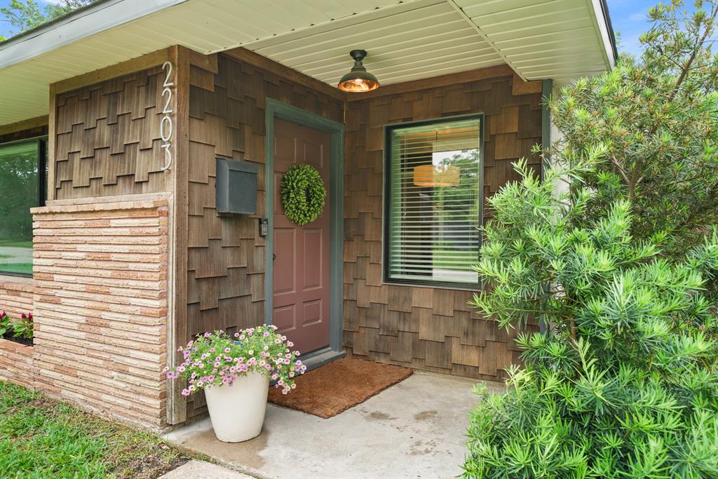 Saxon Dr, Houston, TX 77018