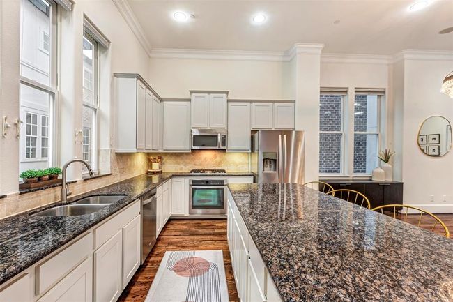 1818 Dart St, House other with 3 bedrooms, 5 bathrooms and 2 parking in Houston TX | Image 16