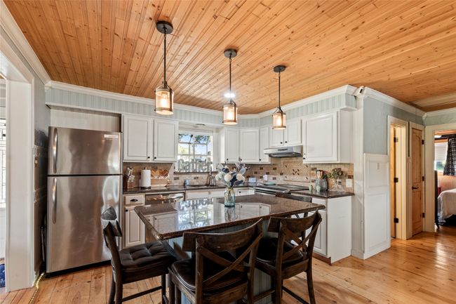 Kitchen w/island seating | Image 5