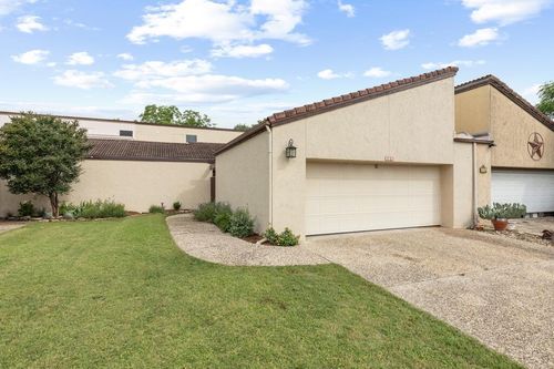362 Englewood Dr, Kerrville, TX, 78028-6411 | Card Image