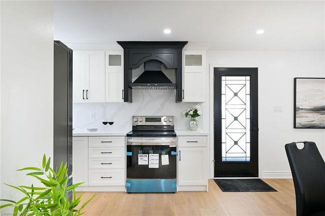 812 10 Th Ave, House other with 5 bedrooms, 2 bathrooms and 5 parking in Hamilton ON | Image 5