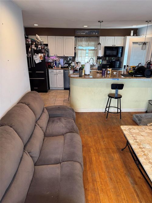 76 Parkdale Dr, Babylon, NY, 11703-3308 | Card Image