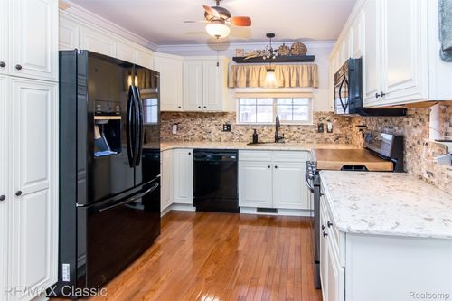 17-4655 Summer Ridge Dr, Howell, MI, 48843-9082 | Card Image