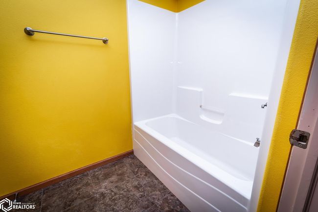 403 E Carleton St, House other with 6 bedrooms, 4 bathrooms and null parking in Toledo IA | Image 19