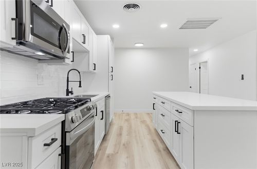 2912 Scarlet Oak Ave, Las Vegas, NV, 89104-4322 | Card Image