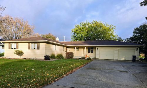 807 7th Ave Se, Pipestone, MN, 56164-1721 | Card Image