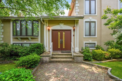 31 Clover Pl, New Rochelle, NY, 10805-2120 | Card Image